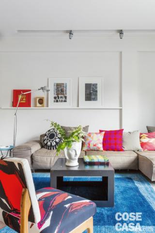 casa di 110 mq con zona conversazione, dettaglio, divano in pelle, sedia imbottita, cuscini, tavolino centrale, tappeto azzurro