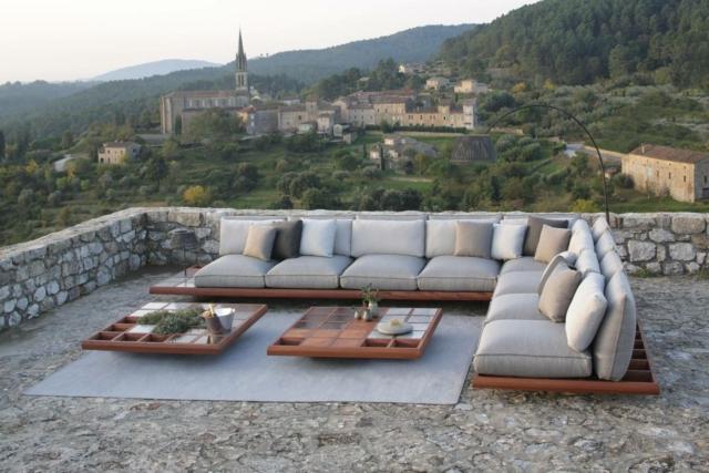 Mozaix Lounge di Royal Botania è il grande divano per esterno componibile che sembra un'isola relax Mozaix Lounge di Royal Botania è il grande divano per esterno componibile che sembra un'isola relax