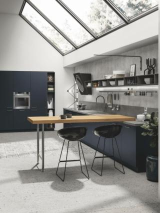 cucina con bancone snack e top in gres antracite modello mood di scavolini cucina con bancone snack e top in gres antracite modello mood di scavolini