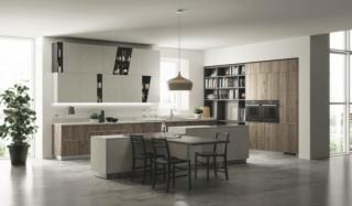 cucina angolare a isola a “gradini” e tavolo in vetro trasparente Mood di Scavolini cucina angolare a isola a “gradini” e tavolo in vetro trasparente Mood di Scavolini
