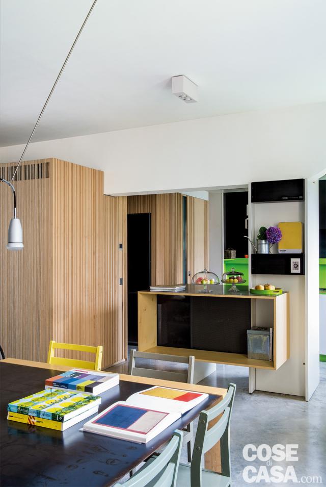 zona pranzo, tavolo, sedie in due colori, ribassamento, isola centrale, cucina, blocco multifunzione in legno di acero zona pranzo, tavolo, sedie in due colori, ribassamento, isola centrale, cucina, blocco multifunzione in legno di acero
