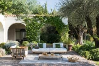 collezione Welcome di Unopiù il divano componibile per esterno in listelli di teak curvati a vapore e completati da un rivestimento in corda sintetica beige melange collezione Welcome di Unopiù il divano componibile per esterno in listelli di teak curvati a vapore e completati da un rivestimento in corda sintetica beige melange
