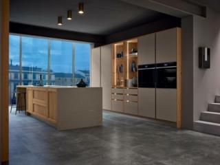 cucina con isola multifunzione, rivestita in Caranto Quarz Auriga e dotata di mini area snack laterale, Milano di Veneta Cucine cucina con isola multifunzione, rivestita in Caranto Quarz Auriga e dotata di mini area snack laterale, Milano di Veneta Cucine