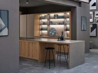 cucina con isola (ante a telaio in Rovere Nodoso Chiaro) Milano di Veneta Cucine cucina con isola (ante a telaio in Rovere Nodoso Chiaro) Milano di Veneta Cucine