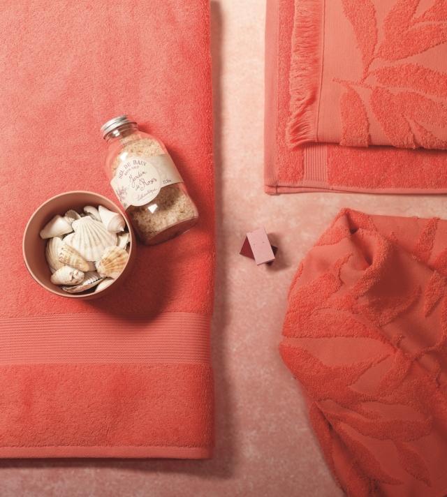 telo bagno della collezione Solotuo Zucchi in morbida spugna di puro cotone color corallo telo bagno della collezione Solotuo Zucchi in morbida spugna di puro cotone color corallo