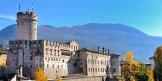 Fili d’oro e dipinti di seta. Velluti e ricami tra Gotico e Rinascimento Fili d’oro e dipinti di seta. Velluti e ricami tra Gotico e Rinascimento