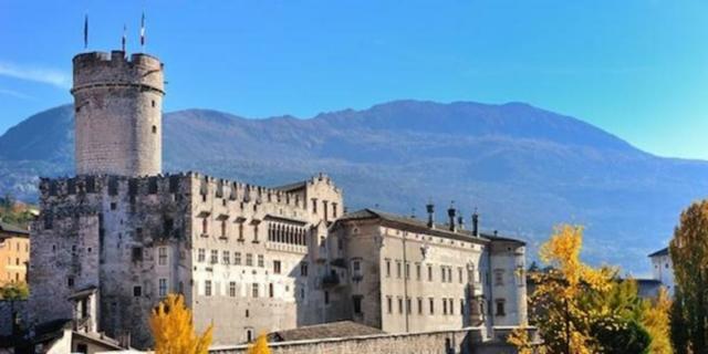 Fili d’oro e dipinti di seta. Velluti e ricami tra Gotico e Rinascimento Fili d’oro e dipinti di seta. Velluti e ricami tra Gotico e Rinascimento