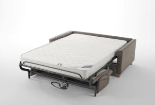 vitarelax_bogart ambiente + vitarelax_bogart versione letto aperto) Il divano convertibile Bogart di Vitarelax abbina all’accoglienza della seduta il comfort di un materasso di 17 cm di spessore. L’imbottitura dello schienale, realizzata con uno speciale “fiocco” di poliestere siliconato, sostiene morbidamente, così come si rivela un ottimo appoggio il bracciolo squadrato con cuscino. Ingombro ridotto, anche nella versione maxi (che affianca quelle 2 e 3 posti), e penisola con contenitore ne potenziano la funzionalità. Disponibile con piedi di legno (H 8 cm) in quattro diverse varianti di colore, è sfoderabile. www.vitarelax.it