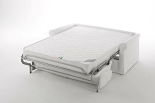 vitarelax_charme ambiente + vitarelax_charme versione letto aperto) Il divano convertibile Charme di Vitarelax si distingue per lo stile classico, declinato in tre versioni: a 2 o 3 posti e in dimensione maxi. Aperto offre la comodità di un vero letto grazie a un materasso ad alto spessore (17 cm). Completamente sfoderabile, può essere personalizzato con i braccioli dal bordo a contrasto ed essere dotato di poggiatesta opzionale. www.vitarelax.it
