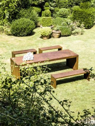 tavolo Efeso de il Giardino di Corten è proposto qui in abbinamento alle panche Venere, entrambi interamente realizzati in acciaio corten, materiale di grande impatto visivo che garantisce un’elevata resistenza agli agenti atmosferici. Misura tavolo L 270 x P 90 x H 80 cm tavolo Efeso de il Giardino di Corten è proposto qui in abbinamento alle panche Venere, entrambi interamente realizzati in acciaio corten, materiale di grande impatto visivo che garantisce un’elevata resistenza agli agenti atmosferici. Misura tavolo L 270 x P 90 x H 80 cm