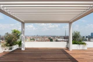terrazzo con pergola KEDRY di KE in superattico al 14esimo piano di un palazzo a CityLife terrazzo con pergola KEDRY di KE in superattico al 14esimo piano di un palazzo a CityLife