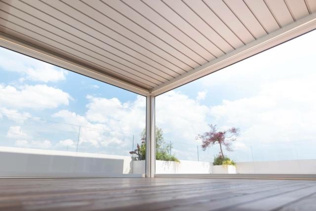 Il terrazzo spesso risultava inutilizzabile a causa del vento. Grazie alle tende in Crystal questo inconveniente è stato risolto. Il terrazzo spesso risultava inutilizzabile a causa del vento. Grazie alle tende in Crystal questo inconveniente è stato risolto.