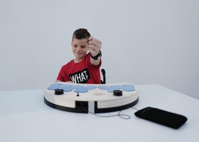 DaviDo è uno strumento musicale DIY adattabile, indossabile ed ergonomico, che permette ai bambini con disabilità motoria di suonare. DaviDo è uno strumento musicale DIY adattabile, indossabile ed ergonomico, che permette ai bambini con disabilità motoria di suonare.