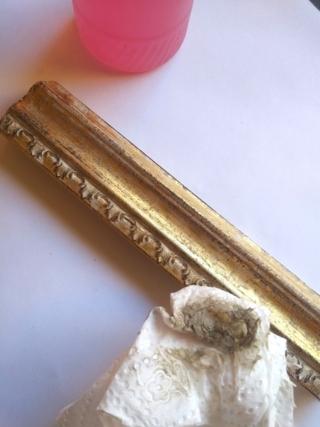 Con un panno e dell’alcool, sgrassate bene le superfici delle cornici e lasciatele asciugare Con un panno e dell’alcool, sgrassate bene le superfici delle cornici e lasciatele asciugare