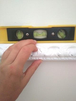 Fissate i punti di attacco sul muro, aiutandovi con una livella, se possibile Fissate i punti di attacco sul muro, aiutandovi con una livella, se possibile