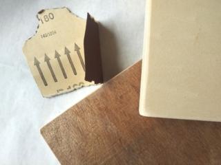 Carteggiate le tavolette con la carta vetrata 180, smussando bene angoli e bordi (Foto 1).