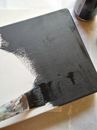 Date una mano di colore acrilico nero diluito con pochissima acqua sulle tavolette, bordi compresi (Foto 3).
