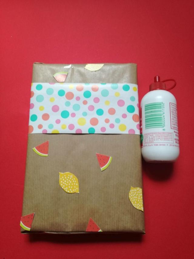 Come fare il pacchetto regalo decorato con frutti ritagliati su carta Come fare il pacchetto regalo decorato con frutti ritagliati su carta