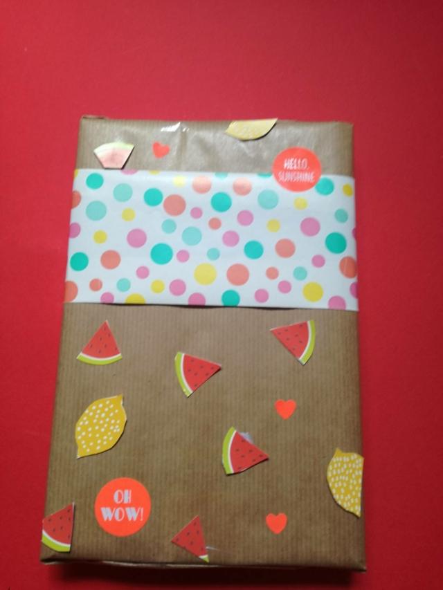 Come fare il pacchetto regalo decorato con frutti ritagliati su carta Come fare il pacchetto regalo decorato con frutti ritagliati su carta