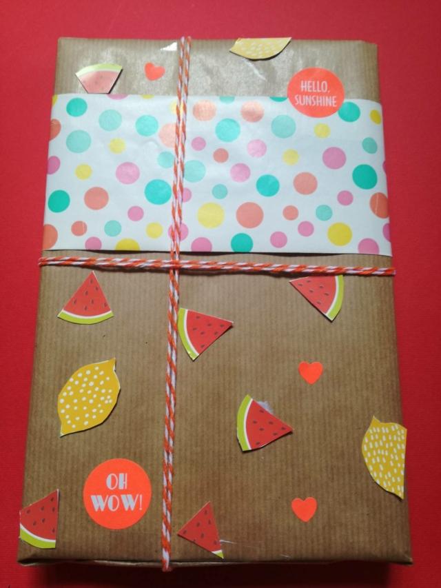Come fare il pacchetto regalo decorato con frutti ritagliati su carta Come fare il pacchetto regalo decorato con frutti ritagliati su carta