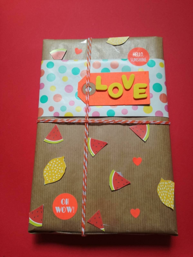 Come fare il pacchetto regalo decorato con frutti ritagliati su carta Come fare il pacchetto regalo decorato con frutti ritagliati su carta