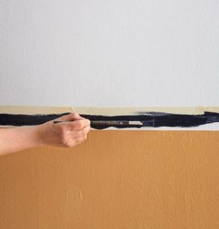 Applicare il nastro di carta adesiva a protezione della linea superiore della fascia centrale, in modo da non sbavare con il colore sulla parete che sarà stata dipinta di bianco (seguire le indicazioni al n. 4). Con attenzione stendere la tinta Black lungo la fascia centrale senza creare sbavature. Ripetere se necessario per un decoro uniforme e lasciare asciugare. Eliminare il nastro di carta e correggere eventuali imperfezioni. Applicare il nastro di carta adesiva a protezione della linea superiore della fascia centrale, in modo da non sbavare con il colore sulla parete che sarà stata dipinta di bianco (seguire le indicazioni al n. 4). Con attenzione stendere la tinta Black lungo la fascia centrale senza creare sbavature. Ripetere se necessario per un decoro uniforme e lasciare asciugare. Eliminare il nastro di carta e correggere eventuali imperfezioni.