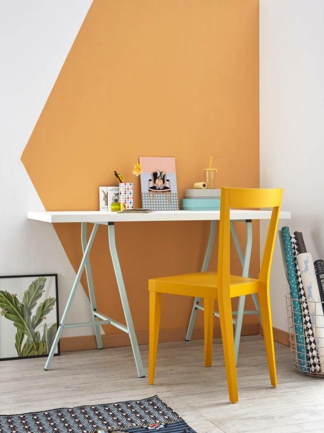 Parete ocra e bianco con disegno geometrico Parete ocra e bianco con disegno geometrico