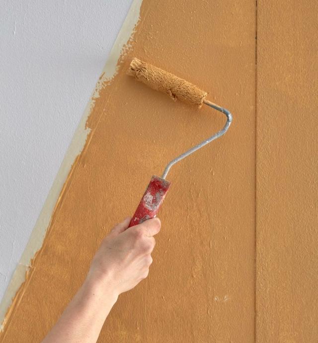 scotch su parete bianca e passaggio rullo con pittura ocra scotch su parete bianca e passaggio rullo con pittura ocra