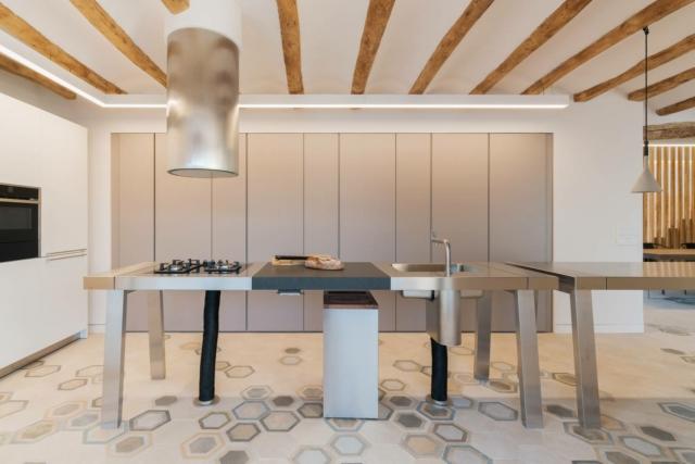 Freedhome con modulo Grafik in cucina: è stato utilizzato, per la sua versatilità, come dispensa e si è inserito perfettamente nell’ambiente della cucina. La raffinata finitura in Lamè Sabbia si armonizza perfettamente al concept di interior del progetto. Freedhome con modulo Grafik in cucina: è stato utilizzato, per la sua versatilità, come dispensa e si è inserito perfettamente nell’ambiente della cucina. La raffinata finitura in Lamè Sabbia si armonizza perfettamente al concept di interior del progetto.