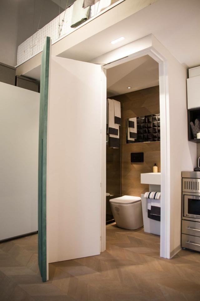 vano doccia del piccolo bagno cieco rivestito con elementi ceramici tridimensionali vano doccia del piccolo bagno cieco rivestito con elementi ceramici tridimensionali