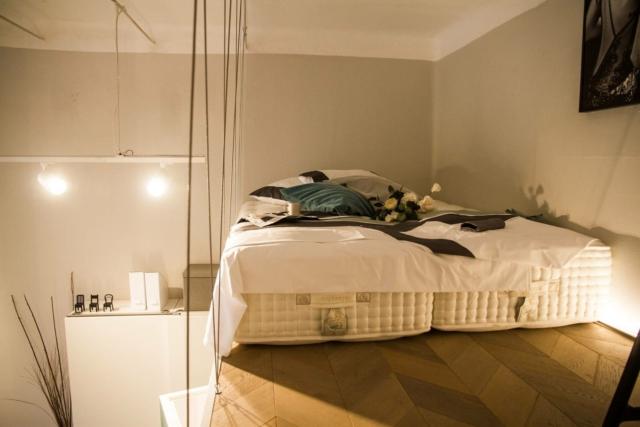 monolocale ricavato nel negozio ha mattoni originali a vista e superfici in diverse tonalità di grigio. Camera da letto su soppalco monolocale ricavato nel negozio ha mattoni originali a vista e superfici in diverse tonalità di grigio. Camera da letto su soppalco