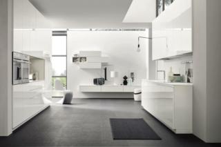 cucina bianca su due linee parallele Loft Line di Arrex cucina bianca su due linee parallele Loft Line di Arrex