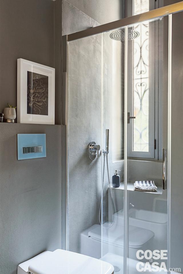 bagno, doccia in muratura, finestra, pareti tinteggiate in grigio, sanitari bagno, doccia in muratura, finestra, pareti tinteggiate in grigio, sanitari