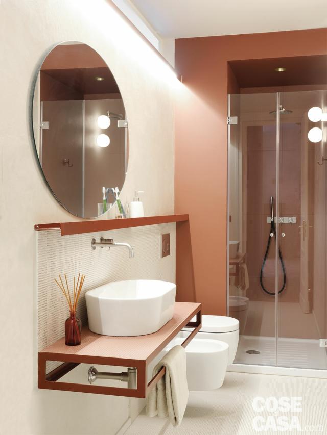 bagno, piano sospeso, lavabo sagomato da appoggio, specchio rotondo, sanitari sospesi, doccia in muratura, ante in vetro trasparente, cornice tinteggiata in rosso bagno, piano sospeso, lavabo sagomato da appoggio, specchio rotondo, sanitari sospesi, doccia in muratura, ante in vetro trasparente, cornice tinteggiata in rosso
