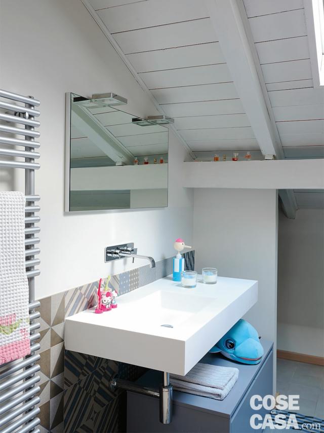 bagno nel sottotetto, falda inclinata, travi a vista, lavabo sospeso, cassettiera, specchio, scaldasalviette bagno nel sottotetto, falda inclinata, travi a vista, lavabo sospeso, cassettiera, specchio, scaldasalviette