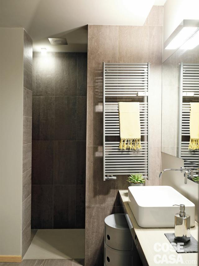 bagno, box doccia in muratura, scaldasalviette, piano sospeso, lavabo da appoggio, specchio, rivestimenti in gres porcellanato grigio bagno, box doccia in muratura, scaldasalviette, piano sospeso, lavabo da appoggio, specchio, rivestimenti in gres porcellanato grigio