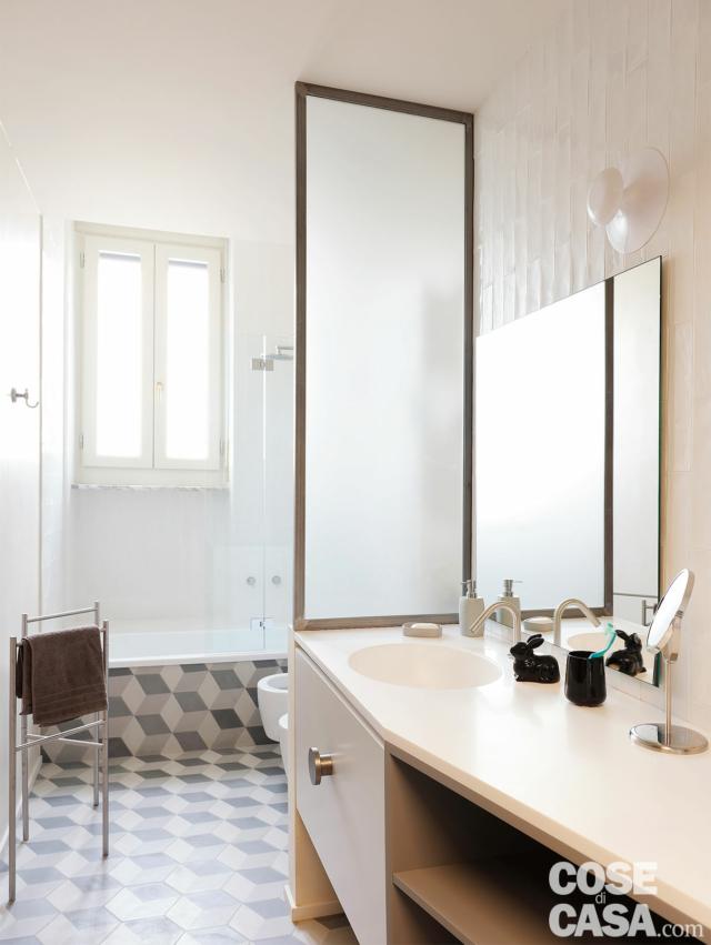 bagno, piastrelle con decoro effetto 3D, vasca, finestra, divisorio vetrato, mobile lavabo bagno, piastrelle con decoro effetto 3D, vasca, finestra, divisorio vetrato, mobile lavabo