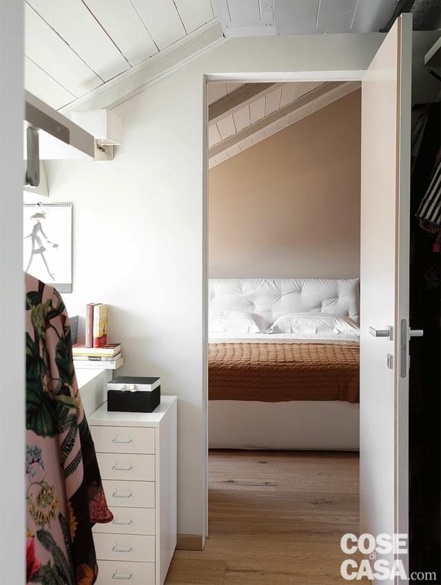 sottotetto, cabina armadio, passaggio verso la camera matrimoniale, porta a battente sottotetto, cabina armadio, passaggio verso la camera matrimoniale, porta a battente