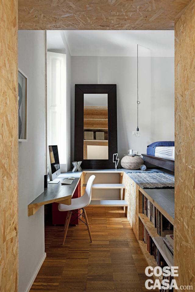 struttura in osb nell'abitazione da single, camera, zona studio, gradini, specchio, pedana, letto in quota struttura in osb nell'abitazione da single, camera, zona studio, gradini, specchio, pedana, letto in quota