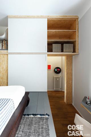 abitazione da single, camera, pannello scorrevole, letto sulla pedana, armadio in quota