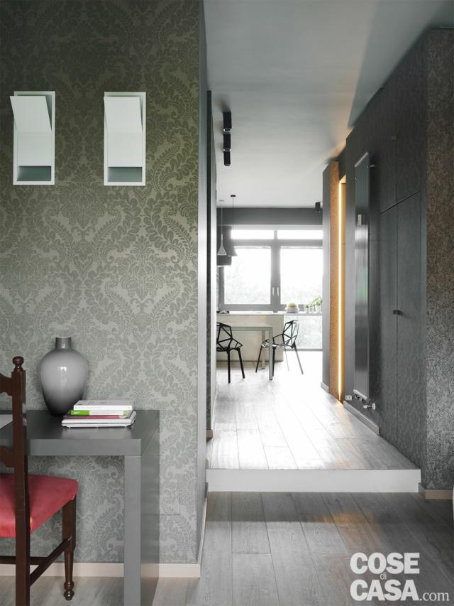 zona studio, carta da parati decorata, applique incassate a tasca, gradino, spazi di servizi, rivestimento in parquet zona studio, carta da parati decorata, applique incassate a tasca, gradino, spazi di servizi, rivestimento in parquet