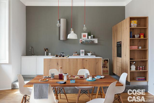 cucina, parete grigia, composizione in legno e laccato bianco, cappa cilindrica, tavolo da pranzo, sedie di design cucina, parete grigia, composizione in legno e laccato bianco, cappa cilindrica, tavolo da pranzo, sedie di design