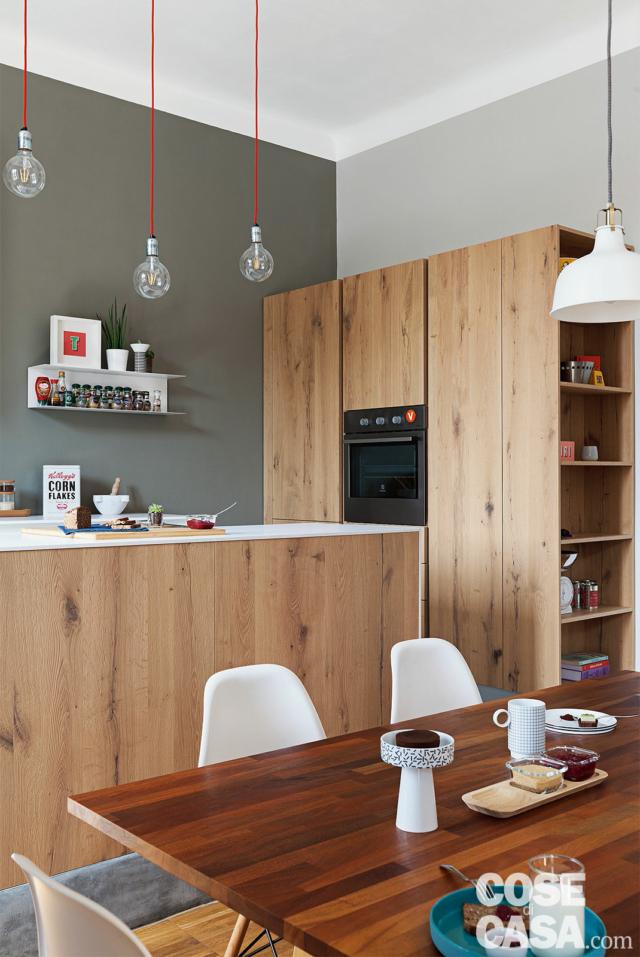 cucina, colonne frigo e forno, lampade a sospensione, tavolo da pranzo cucina, colonne frigo e forno, lampade a sospensione, tavolo da pranzo