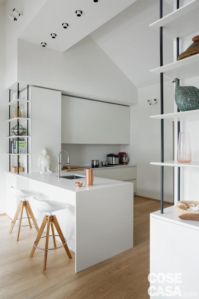 penisola della cucina a vista nel sottotetto di 125 mq penisola della cucina a vista nel sottotetto di 125 mq