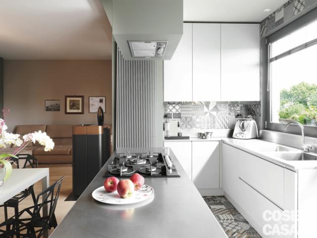 cucina, bancone a isola con piano cottura, cappa incassara, radiatore, composizione in laccato bianco, lavello integrato nel piano, vetrata cucina, bancone a isola con piano cottura, cappa incassara, radiatore, composizione in laccato bianco, lavello integrato nel piano, vetrata