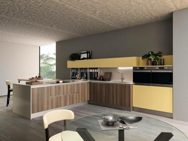 cucina con penisola e bancone snack, ante lisce in laccato opaco Crema pastello pensili colorati orizzontali Sand di Febal Casa cucina con penisola e bancone snack, ante lisce in laccato opaco Crema pastello pensili colorati orizzontali Sand di Febal Casa