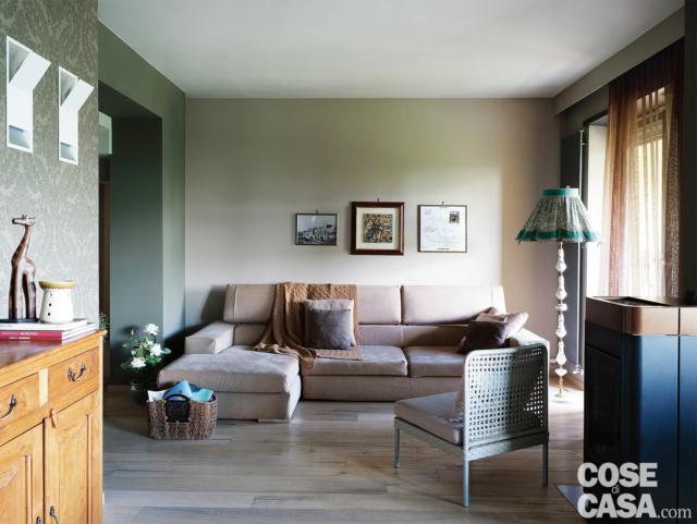soggiorno, zona conversazione, divano con chaise-longue, lampada da terra con paralume rétro, portafinestra, pavimento in parquet soggiorno, zona conversazione, divano con chaise-longue, lampada da terra con paralume rétro, portafinestra, pavimento in parquet