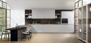 cucina a “L” bianca con le ante in Ecolaccato perla Lain di Euromobil cucina a “L” bianca con le ante in Ecolaccato perla Lain di Euromobil