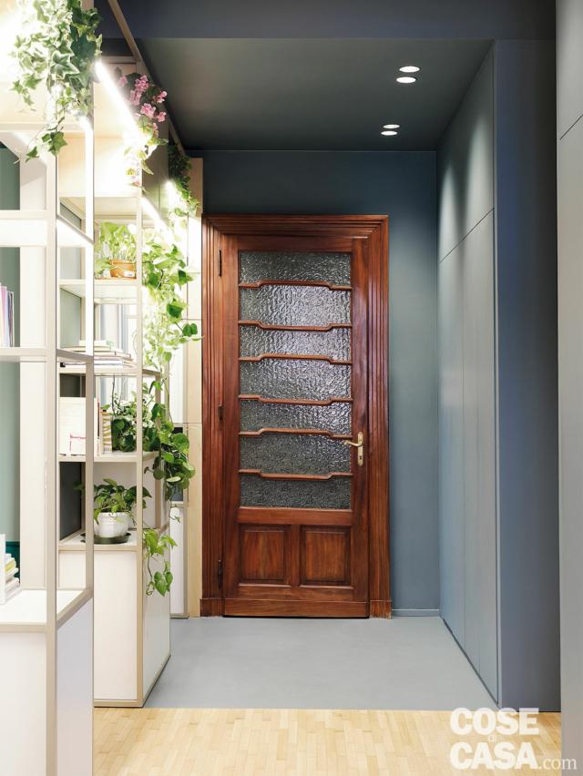 ingresso a bussola, porta, ribassamento a soffitto, faretti incassati, pavimento in resina e parquet, moduli a ripiani illuminati ingresso a bussola, porta, ribassamento a soffitto, faretti incassati, pavimento in resina e parquet, moduli a ripiani illuminati