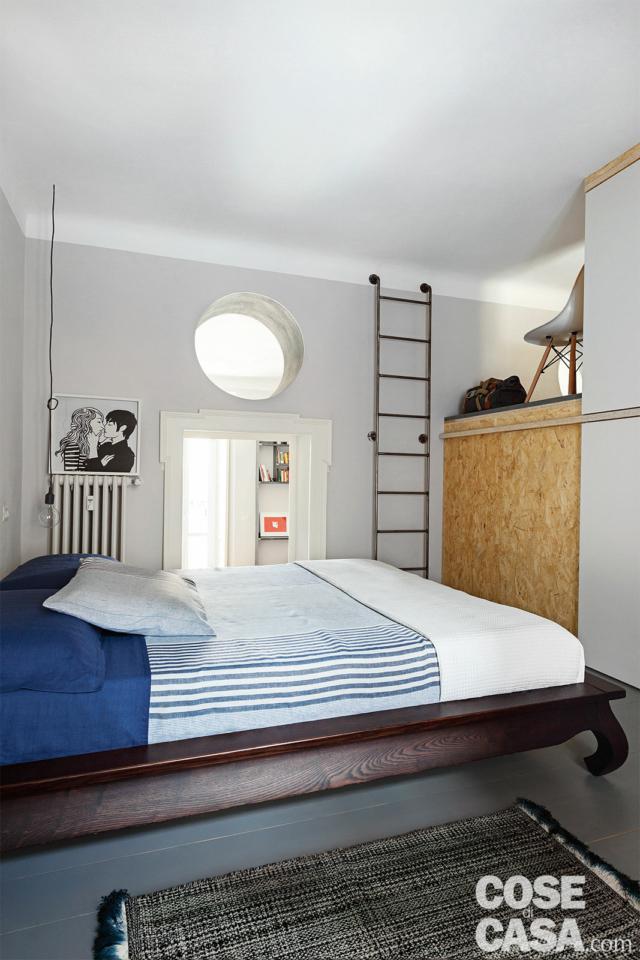 camera, letto sulla pedana, passaggio aperto, finestra a oblò, armadio camera, letto sulla pedana, passaggio aperto, finestra a oblò, armadio